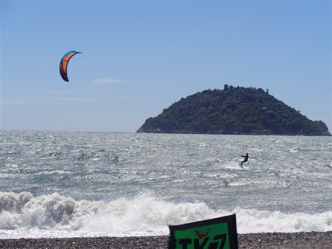 kitesurfing